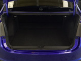 ラゲッジも広く使いやすいトランクは、開口部も広く荷物の積み下ろしもしやすいお車となっております。リアシートの背もたれは6:4の割合で分割して可倒できるので、長いお荷物などを載せることもできます。
