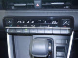 【オートエアコン】設定した温度になるように車が自動で風量や吹き出し口、冷暖房の強さを調整してくれるエアコンです。一度温度を設定すれば、自動で快適な室温を保ってくれるので運転に集中しやすいですよ♪