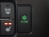 エンジン、エアコンなどを制御し低燃費な『ECONモード』に、また走りを楽しみたいとき、空調など快適性を重視したいときにはスイッチOFFで通常モードに切り替えができます!