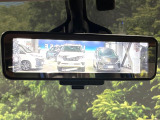 【インテリジェントルームミラー】後席の大きな荷物や同乗者で後方が確認しづらい時でも安心!カメラが撮影した車両後方の映像をルームミラー内に表示。クリアな視界で状況の確認が可能です!