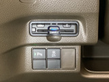 Hondaセンシング用の、VSA(ABS+TCS+横滑り抑制)解除スイッチなどはハンドルの左側に装備しています。その上にETCがついています。高速道路の料金所の通過も楽々です。