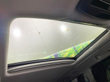 【サンルーフ】ボタンひとつで開閉可能!開放感たっぷりのサンルーフが装着されています!車内に明かりを取り入れたり景色を楽しむ以外にも、よどみがちな車内の空気も簡単に換気できて快適です!