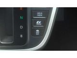 トヨタハイブリッドカー特有の、EV走行モードスイッチ、夜間などエンジン音を立てずにモーターのみでの走行ができます。