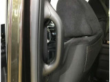 乗り降りの補助になるアシストグリップを装備