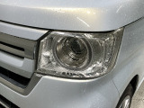 LEDヘッドライトは、点灯の瞬間から最大光量を発揮し、突然暗くなるトンネルなどでの安定感を高めます。