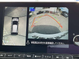 上空から見下ろしているかのような映像をディスプレイに映し出し、スムースな駐車をサポートします。画面は「トップビュー」のほか「サイドブラインドビュー」への切り換えが可能。ますます安心です