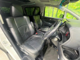 運転席まわりには十分なスペースがあり、大柄な方でもゆったり運転していただける環境です。