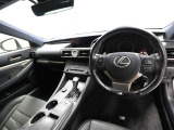 上質で落ち着いた印象のインパネ。視界も広々で運転しやすいです。