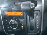 【オートエアコン】一度お好みの温度に設定すれば、車内の温度を検知し風量や温度を自動で調整。暑い&hellip;寒い&hellip;と何度もスイッチ操作をする必要はありません。快適な車内空間には必須の機能ですね♪