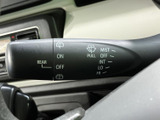 雨天時でもクリアな視界を確保できるワイパー操作を、直感的に行えます。運転中の安全性を高めます。