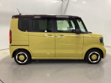 狭い駐車場でも、スライドドアならチャイルドシートへのお子さまの乗降や荷物の積載もスムーズ。とても便利な【両側電動スライドドア】ドアハンドを少し引くだけでリアドアが自動開閉します。