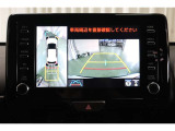 後退時に車両の後ろ側をモニター画面に表示します。車庫入れなどでバックする際に後方確認ができて便利です。