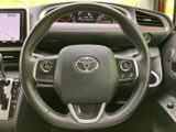 握りやすいステアリングは、運転操作をスムーズに。オーディオ操作などが可能で、運転中でも快適に操作できます。安全運転をサポートします。
