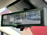 インテリジェント ルームミラーは、車両後方のカメラ映像をミラー面に映し出すので、車内の状況や、天候などに影響されず、いつでもクリアな後方視界が得られます