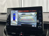 こちらのバックカメラは画面にラインが表示されておりますので、バック時のクルマの進行方向の目安になります。より高いレベルで車庫入れをサポートする、便利な機能ですね。