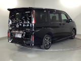 スライドドアは通常のドアに比べて、車のボディーに対し平行に開閉し、開けてもスペースを取りません。出入り口が大きいドアはお子様のいるご家庭はもちろん、混んだ駐車場でも大活躍です!