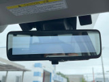 【スマートリヤビューミラー】後席の大きな荷物や同乗者で後方が確認しづらい時でも安心!カメラが撮影した車両後方の映像をルームミラー内に表示。クリアな視界で状況の確認が可能です!