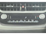一度お好みの温度に設定すれば、車内の温度を検知し風量や温度を自動で調整。暑い&hellip;寒い&hellip;と何度もスイッチ操作をしなくても大丈夫です。