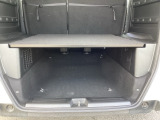 2段でも積める便利な荷室。備え付けのボードを使えば上下で積みわけができて便利です。