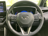 握りやすいステアリングは、長距離運転でも疲れにくい設計。操作性に優れ、快適なドライビングをサポートします。上質な素材感も魅力です。
