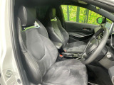 【専用スポーツシート】ホールド性に優れ、カーブ時の体が流れを抑制してくれます。また、体にフィットするから腰や背中が疲れにくく、ロングドライブや高速走行でも快適にお過ごしいただけます♪