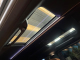 【ガラスルーフ】ガラスルーフ搭載で車内の解放感が一気にアップ!開放的なドライブをお楽しみいただけます。