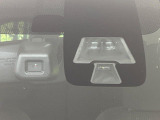 【エマージェンシーブレーキ】走行中に前方の車両等を認識し、衝突しそうな時は警報とブレーキで衝突回避と被害軽減をアシスト。より安全にドライブをお楽しみいただけます。