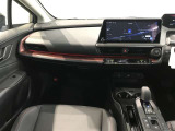 スタイリッシュなデザインのインパネ。各操作スイッチは使いやすい位置に配置されてます。