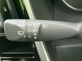雨天時の視界を確保し、安全な運転をサポート。操作も簡単で、雨の日の運転も安心です。