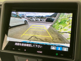 後方への安全確認をサポートするモニター画面です。駐車時のガイドライン表示で、狭い場所でも安心して駐車できます。視認性も高く、運転に役立ちます。