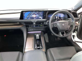 運転席周りのレイアウトをご覧ください。ナビゲーションが綺麗に装着されすっきり収まってますね!
