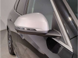 BMWのミラーは車種によって異なりますがレーンチェンジウォーニングが装備されております。詳しくは当店スタッフまでお問い合わせくださいませ。