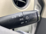 操作しやすい位置に配置されたウインカーレバー。軽快な操作感で、スムーズな車線変更や右左折をサポートします。夜間でも視認しやすい設計です。