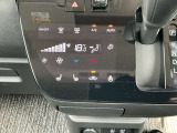 オートエアコン付き♪温度調整、風量調整も自動でしてくれますから、車内はいつも快適空間でございます!想像以上に便利な装備なんですよ☆