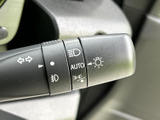 操作しやすい位置に配置され、スムーズなウインカー操作を可能にします。安全運転をサポートする機能です。