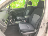 上質な素材が使用された内装は、落ち着いた雰囲気を演出。運転に集中できる、快適な空間が広がります。日々の運転が楽しくなります。