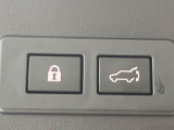 【パワーバックドア】スマートキーや運転席のボタンを押すだけでリアゲートが自動で開閉します!荷物を持っている時や、高い位置にあるバックドアを閉める際に便利な機能です♪