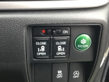 両側に電動スライドドアを採用しており、ボタン操作でスムーズに開閉が可能。狭い場所でも乗り降りしやすく、お子さま連れや荷物が多い時にも便利な装備です。