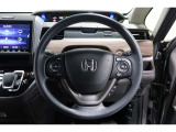 運転中もハンドルでの操作が可能です。特に高速道路等の目が離せない運転時には、便利さだけでなく、安全性も兼ね備えております。