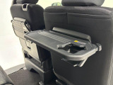 【格納式テーブル使用時】物が落ちにくいふち高♪フードもドリンクも置き場所に困りません♪