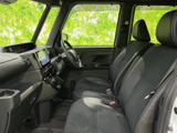 運転しやすい視界と、操作しやすい配置が特徴です。快適なドライビングをサポートする、機能的な空間です。