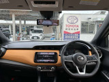スポティーなデザインのインパネ周りです。少し高めの着座位置。見晴らしの良さと明るい室内で、いつでも気持ちよくドライビングが楽しめます。
