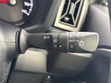 操作しやすい位置に配置されたレバーで、スムーズなウインカー操作をサポート。安全運転に欠かせない機能です。直感的に操作できます。