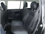 3人掛けのリヤシートは、座面も背もたれも厚めに設計されているため、商用車でも座り心地は、良好です♪リヤシートを前方へ折りたためば、ラゲージスペースを広げるようにレイアウトを変えられます!