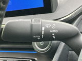 雨の日の視界をクリアにするワイパーレバー。速度調整も簡単に行え、運転の安全性を高めます。