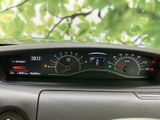 視認性の高いメーター類は、運転に必要な情報を的確にドライバーに伝えます。シンプルで分かりやすいデザインで、運転に集中できます。