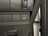 対向車がいないとき、見通しの悪い道路は暗くて怖いですよね。。。こちらのクルマはオートマチックハイビーム搭載です!対向車の有無で自動でハイ・ロウビームに切り替えます。