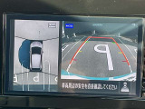 空から見ているような視点で周囲が確認できるアラウンドビューモニター、クルマの真上から見ているかのような映像によって、周辺の見えにくい障害物でも気付くことができます。