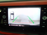 ギアをリバースに入れると車両後方の映像を映し出します。画面にはガイドラインが表示され、車庫入れや縦列駐車などの際に安全確認をサポートします。