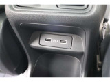 後部座席向けにもUSBソケットがついていますのでコードを繋げばスマートフォンなどの充電が出来ます!